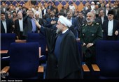 حجت الاسلام حسن روحانی رئیس جمهور هنگام ورود به محل دیدار با خانواده شهدا و ایثارگران