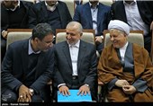 آیت‌الله اکبر هاشمی رفسنجانی رئیس مجمع تشخیص مصلحت نظام  عبدالله جاسبی رئیس اسبق دانشگاه آزاد اسلامی و رضا فرجی‌دانا وزیر علوم