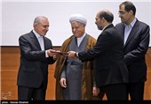 اهدا لوح تقدیر به عبدالله جاسبی رئیس اسبق دانشگاه آزاد اسلامی