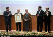 اهدا لوح تقدیر به عبدالله جاسبی رئیس اسبق دانشگاه آزاد اسلامی