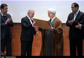 اهدا لوح تقدیر به عبدالله جاسبی رئیس اسبق دانشگاه آزاد اسلامی
