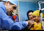  چشمان شوخان پس از دو بار پیوند توسط حسن قاضی زاده هاشمی وزیر بهداشت بینایی خود را بدست آورد