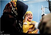  چشمان شوخان پس از دو بار پیوند توسط حسن قاضی زاده هاشمی وزیر بهداشت بینایی خود را بدست آورد
