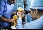 چشمان شوخان پس از دو بار پیوند توسط حسن قاضی زاده هاشمی وزیر بهداشت بینایی خود را بدست آورد