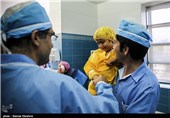  چشمان شوخان پس از دو بار پیوند توسط حسن قاضی زاده هاشمی وزیر بهداشت بینایی خود را بدست آورد