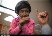 شوخان دختر 6 ساله ای که بینایی خود را به دلیل حساسیت دارویی از دست داده بود، توسط دکتر حسن قاضی زاده هاشمی وزیر بهداشت مورد  عمل پیوند  قرار گرفت و بینایی خود را بدست آورد .