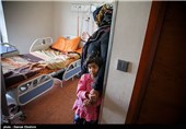 شوخان دختر 6 ساله ای که بینایی خود را به دلیل حساسیت دارویی از دست داده بود، توسط دکتر حسن قاضی زاده هاشمی وزیر بهداشت مورد  عمل پیوند  قرار گرفت و بینایی خود را بدست آورد .