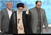 مقام معظم رهبری هنگام ورود به محل اقامه نماز عید سعید فطر
