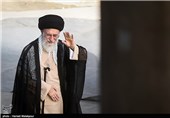 مقام معظم رهبری هنگام ورود به محل اقامه نماز عید سعید فطر
