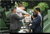 جلسه استیضاح وزیر علوم / مجلس به وزیر علوم رأی عدم اعتماد داد