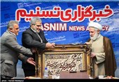 اهدای تابلو فرش به شیخ نعیم قاسم جانشین دبیرکل حزب الله لبنان توسط مجید قلی زاده مدیرعامل خبرگزاری تسنیم
