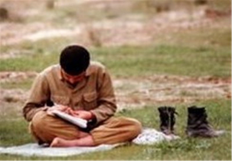 تصویر دیده نشده یک رزمنده با  آیت‌الله خامنه‌ای