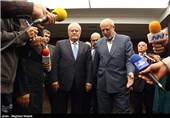 یرواند زاخاریان وزیر انرژی ارمنستان و  چیت‌چیان وزیر نیرو در جمع خبرنگاران