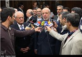 یرواند زاخاریان وزیر انرژی ارمنستان و  چیت‌چیان وزیر نیرو در جمع خبرنگاران