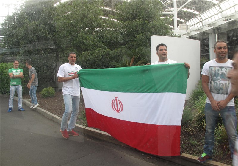 استقبال هواداران ایرانی از اعضای تیم ملی مقابل هتل و تعجب بازیکنان