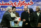 تقدیر از خانواده شهیدان یساییان و مرادیان توسط مجید قلی‌زاده مدیرعامل خبرگزاری تسنیم 