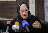 مادر شهید مرادیان  در مراسم رونمایی کتاب مسیح در شب قدر