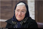 مادر شهید مرادیان  در مراسم رونمایی کتاب مسیح در شب قدر