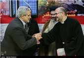 تقدیر از خانواده شهیدان یساییان و مرادیان توسط مجید قلی‌زاده مدیرعامل خبرگزاری تسنیم 