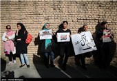 تجمع دانشجویان مقابل سفارت عربستان در اعتراض به جنایات آل سعود