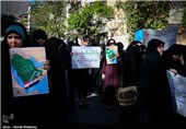 تجمع دانشجویان مقابل سفارت عربستان در اعتراض به جنایات آل سعود