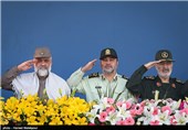سردار حسین سلامی جانشین فرمانده کل سپاه، سردار حسین اشتری فرمانده نیروی انتظامی و سردار محمدرضا نقدی رئیس سازمان بسیج مستضعفین در مراسم رژه روز ارتش