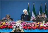 امیر عطاءالله صالحی فرمانده کل ارتش، حجت‌الاسلام حسن روحانی رئیس جمهور و سرلشکر فیروزآبادی رئیس ستاد کل نیروهای مسلح در مراسم رژه روز ارتش