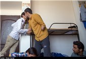 علی ساکن شهر مشهد و دانشجوی شهر بجنورد است. در دانشگاه و خوابگاه نیز دوستانش  برای انجام بسیاری از امور شخصی جای دستان علی را گرفته اند . 