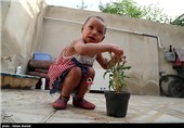 ملیکا دختر 2ساله ایست که  از بدو تولد مبتلا به بیماری ایکتیوز می باشد.این بیماری باعث خشکی سوزش و خارش پوست میشود و ملیکا جزو 8نفری است که درکشور مبتلا به این بیماری نادر است.ایکتیوز جزو بیماریهایی است که درمان آن هزینه بالایی دارد.