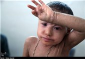 ملیکا جزو 8نفری است که درکشور مبتلا به این بیماری نادر است.ایکتیوز جزو بیماریهایی است که درمان آن هزینه بالایی دارد. چند وقتی است که پدر ملیکا با توجه به مشکلات مالی توان خرید دارو را ندارد. او تا به حال حدود 80 میلیون تومان برای درمان دخترش هزینه کرده است
