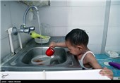 ملیکا دختر پرانرژی و شادابی است و علاقه شدیدی به ظرف شستن و آب بازی دارد زیرا تماس آب به بدنش باعث کمتر شدن سوزش پوست و نرم شدن آن میشود.ملیکاجز ۸نفری است که درکشور مبتلا به این بیماری نادر است