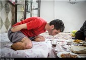 هادی باوندی ، کارگر سی ساله ای است که بر اثر سانحه برق گرفتگی در محل کار دست ها و پاهای خود را از دست داده است . هادی دارای دو فرزند یک و دوساله میباشد. وی که در زمان کار بیمه نبوده است برای تامین هزینه های بیمارستان خود بیش از 50 ملیون تومان مقروض شده و برای خرید دست و پای مصنوعی هیچ منبع مالی در اختیار ندارد .زندگی او تنها با مبلغ یارانه میگذرد.