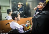 هادی باوندی ، کارگر سی ساله ای است که بر اثر سانحه برق گرفتگی در محل کار دست ها و پاهای خود را از دست داده است . هادی دارای دو فرزند یک و دوساله میباشد. وی که در زمان کار بیمه نبوده است برای تامین هزینه های بیمارستان خود بیش از 50 ملیون تومان مقروض شده و برای خرید دست و پای مصنوعی هیچ منبع مالی در اختیار ندارد .زندگی او تنها با مبلغ یارانه میگذرد.