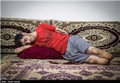 هادی باوندی ، ساکن مشهد ،کارگر سی ساله ای است که بر اثر سانحه برق گرفتگی در محل کار دست ها و پاهای خود را از دست داده است . هادی دارای دو فرزند یک و دوساله میباشد. وی که در زمان کار بیمه نبوده است برای تامین هزینه های بیمارستان خود بیش از 50 ملیون تومان مقروض شده و برای خرید دست و پای مصنوعی هیچ منبع مالی در اختیار ندارد .زندگی او تنها با مبلغ یارانه میگذرد.