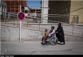 هادی باوندی ، کارگر سی ساله ای است که بر اثر سانحه برق گرفتگی در محل کار دست ها و پاهای خود را از دست داده است . هادی دارای دو فرزند یک و دوساله میباشد. وی که در زمان کار بیمه نبوده است برای تامین هزینه های بیمارستان خود بیش از 50 ملیون تومان مقروض شده و برای خرید دست و پای مصنوعی هیچ منبع مالی در اختیار ندارد .زندگی او تنها با مبلغ یارانه میگذرد.
