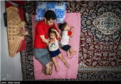هادی باوندی ، کارگر سی ساله ای است که بر اثر سانحه برق گرفتگی در محل کار دست ها و پاهای خود را از دست داده است . هادی دارای دو فرزند یک و دوساله میباشد. وی که در زمان کار بیمه نبوده است برای تامین هزینه های بیمارستان خود بیش از 50 ملیون تومان مقروض شده و برای خرید دست و پای مصنوعی هیچ منبع مالی در اختیار ندارد .زندگی او تنها با مبلغ یارانه میگذرد.