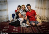 هادی باوندی ، کارگر سی ساله ای است که بر اثر سانحه برق گرفتگی در محل کار دست ها و پاهای خود را از دست داده است . هادی دارای دو فرزند یک و دوساله میباشد. وی که در زمان کار بیمه نبوده است برای تامین هزینه های بیمارستان خود بیش از 50 ملیون تومان مقروض شده و برای خرید دست و پای مصنوعی هیچ منبع مالی در اختیار ندارد .زندگی او تنها با مبلغ یارانه میگذرد.