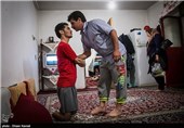هادی باوندی ، کارگر سی ساله ای است که بر اثر سانحه برق گرفتگی در محل کار دست ها و پاهای خود را از دست داده است . هادی دارای دو فرزند یک و دوساله میباشد. وی که در زمان کار بیمه نبوده است برای تامین هزینه های بیمارستان خود بیش از 50 ملیون تومان مقروض شده و برای خرید دست و پای مصنوعی هیچ منبع مالی در اختیار ندارد .زندگی او تنها با مبلغ یارانه میگذرد.