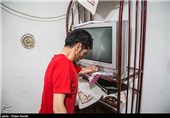 هادی باوندی ، کارگر سی ساله ای است که بر اثر سانحه برق گرفتگی در محل کار دست ها و پاهای خود را از دست داده است . هادی دارای دو فرزند یک و دوساله میباشد. وی که در زمان کار بیمه نبوده است برای تامین هزینه های بیمارستان خود بیش از 50 ملیون تومان مقروض شده و برای خرید دست و پای مصنوعی هیچ منبع مالی در اختیار ندارد .زندگی او تنها با مبلغ یارانه میگذرد.