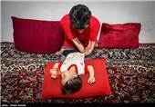 هادی باوندی ، کارگر سی ساله ای است که بر اثر سانحه برق گرفتگی در محل کار دست ها و پاهای خود را از دست داده است . هادی دارای دو فرزند یک و دوساله میباشد. وی که در زمان کار بیمه نبوده است برای تامین هزینه های بیمارستان خود بیش از 50 ملیون تومان مقروض شده و برای خرید دست و پای مصنوعی هیچ منبع مالی در اختیار ندارد .زندگی او تنها با مبلغ یارانه میگذرد.