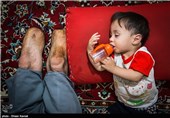 هادی باوندی ، کارگر سی ساله ای است که بر اثر سانحه برق گرفتگی در محل کار دست ها و پاهای خود را از دست داده است . هادی دارای دو فرزند یک و دوساله میباشد. وی که در زمان کار بیمه نبوده است برای تامین هزینه های بیمارستان خود بیش از 50 ملیون تومان مقروض شده و برای خرید دست و پای مصنوعی هیچ منبع مالی در اختیار ندارد .زندگی او تنها با مبلغ یارانه میگذرد.