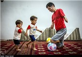 هادی باوندی ، کارگر سی ساله ای است که بر اثر سانحه برق گرفتگی در محل کار دست ها و پاهای خود را از دست داده است . هادی دارای دو فرزند یک و دوساله میباشد. وی که در زمان کار بیمه نبوده است برای تامین هزینه های بیمارستان خود بیش از 50 ملیون تومان مقروض شده و برای خرید دست و پای مصنوعی هیچ منبع مالی در اختیار ندارد .زندگی او تنها با مبلغ یارانه میگذرد.