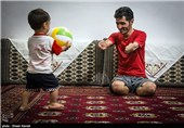 هادی باوندی ، کارگر سی ساله ای است که بر اثر سانحه برق گرفتگی در محل کار دست ها و پاهای خود را از دست داده است . هادی دارای دو فرزند یک و دوساله میباشد. وی که در زمان کار بیمه نبوده است برای تامین هزینه های بیمارستان خود بیش از 50 ملیون تومان مقروض شده و برای خرید دست و پای مصنوعی هیچ منبع مالی در اختیار ندارد .زندگی او تنها با مبلغ یارانه میگذرد.