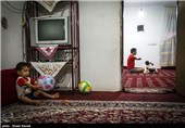 هادی باوندی ، کارگر سی ساله ای است که بر اثر سانحه برق گرفتگی در محل کار دست ها و پاهای خود را از دست داده است . هادی دارای دو فرزند یک و دوساله میباشد. وی که در زمان کار بیمه نبوده است برای تامین هزینه های بیمارستان خود بیش از 50 ملیون تومان مقروض شده و برای خرید دست و پای مصنوعی هیچ منبع مالی در اختیار ندارد .زندگی او تنها با مبلغ یارانه میگذرد.