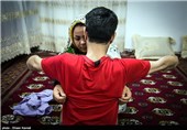 همسر هادی تمام وقت خود در طول روز را برای امور اولیه همسر و فرزندانش قرار می دهد 