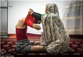 همسر هادی تمام وقت خود در طول روز را برای امور اولیه همسر و فرزندانش قرار می دهد 