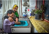 همسر هادی تمام وقت خود در طول روز را برای امور اولیه همسر و فرزندانش قرار می دهد 