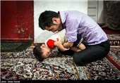 هادی باوندی ، کارگر سی ساله ای است که بر اثر سانحه برق گرفتگی در محل کار دست ها و پاهای خود را از دست داده است . هادی دارای دو فرزند یک و دوساله میباشد. وی که در زمان کار بیمه نبوده است برای تامین هزینه های بیمارستان خود بیش از 50 ملیون تومان مقروض شده و برای خرید دست و پای مصنوعی هیچ منبع مالی در اختیار ندارد .زندگی او تنها با مبلغ یارانه میگذرد.