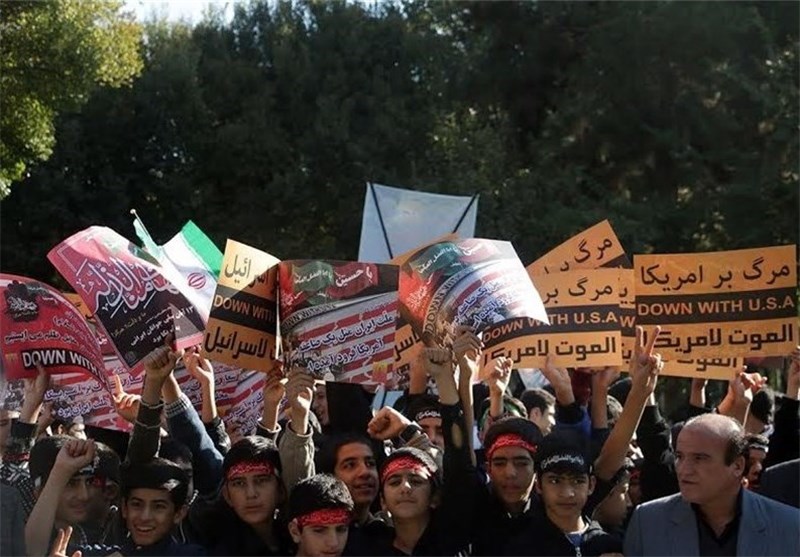 راهپیمایی دانشجویان تهرانی با شعار  "مرگ بر آمریکا" از دانشگاه تهران تا لانه جاسوسی