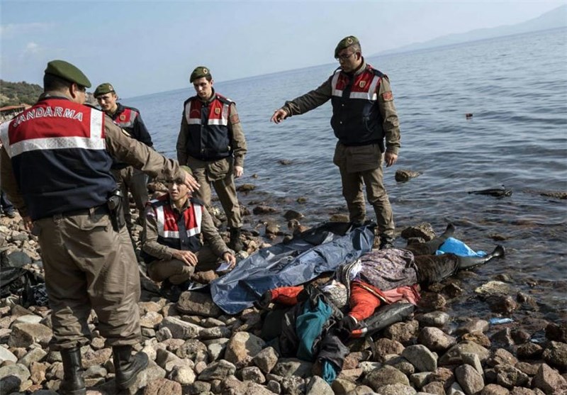 Refugees Returning to Tent City on Greek-Macedonian Border